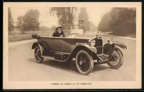 AK Auto Berliet Torpédo (1922), Chassis 12 CV, Junge Dame am Lenkrad