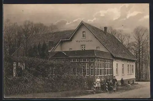 AK Hoberge bei Bielefeld, Gasthof Waldfrieden, Bes. Heinr. Diekmann, Ansicht mit Bewohnern