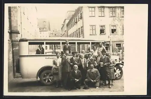 Foto-AK Coburg, Reisegruppe vor einem kleinen Bus