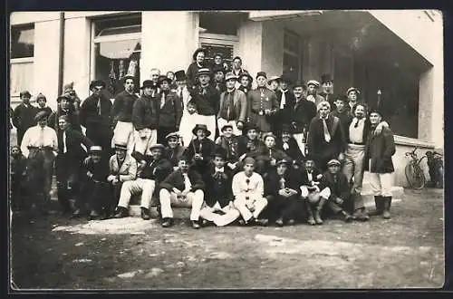 Foto-AK Ellmendingen, Gasthaus zum Löwen, Faschingsgesellschaft