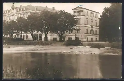 Foto-AK Bad Kissingen, Hotel Schmidt Bristol, Anblick übers Wasser