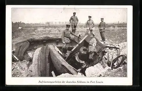 AK Deutsche Soldaten besichtigen Geschützturm