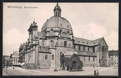 AK Würzburg, Strasse am Neumünster mit Passanten