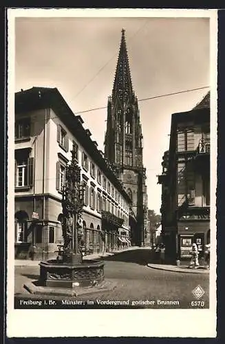 AK Freiburg i. Br., Münster, Im Vordergrund gotischer Brunnen