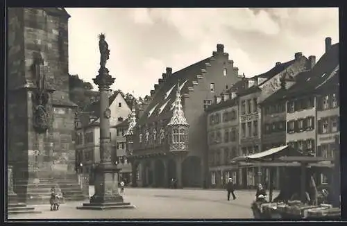 AK Freiburg i. Br., Münsterplatz mit Kaufhaus