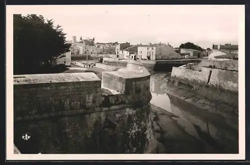 AK Saint-Martin-de-Ré, Entrée du Port à marée basse et Fortifications de Vauban