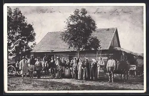 AK Dorf bei Brest-Litowsk, russische Dorfbewohner stehen vor einem Haus