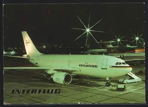 AK DDR, Flugzeug der Interflug auf der Landebahn bei Nacht