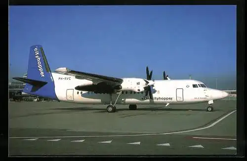 AK Flugzeug, Fokker 50 PH-KVC der KLM Cityhopper auf dem Landeplatz