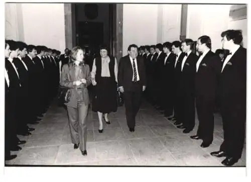 Fotografie CSU Politiker Franz-Josef Strauss durchläuft Spalier von Kellnern