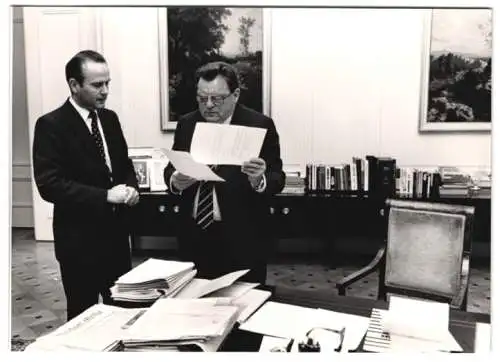 Fotografie CSU Politiker Franz-Josef Strauss bei der Arbeit in seinem Büro