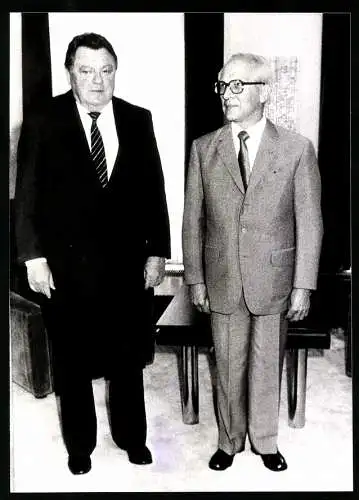 Fotografie Sven Simon, Bonn, CSU Politiker Franz-Josef Strauss trifft Erich Honecker am Werbellinsee 1983