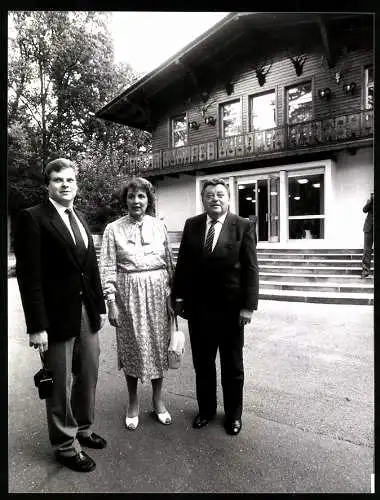 Fotografie Sven Simon, Bonn, Franz-Josef Strauss nebst Sohn & Gattin am Landhaus Hubertusstlock / Werbellinsee 1983