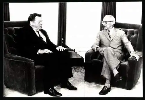 Fotografie Sven Simon, Bonn, Erich Honecker und Franz-Josef Strauss im Gespräch am Werbellinsee 1983