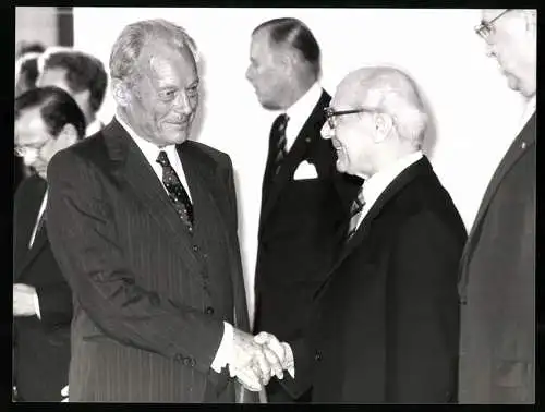 Fotografie Sven Simon, Bonn, Willy Brandt & Erich Honnecker im Hotel Bristol zu Bonn 1987