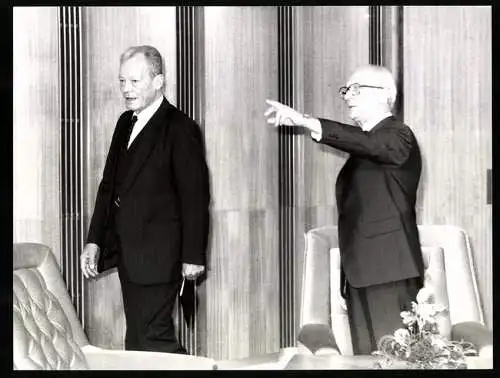 Fotografie Sven Simon, Bonn, Willy Brandt wird von Erich Honnecker in Ost-Berlin empfangen 1985