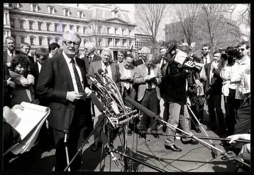 Fotografie Sven Simon, Bonn, Ansicht Washington D.C., Hans-Jochen Vogel bei einer Pressekonferenz vor dem Weissen Haus