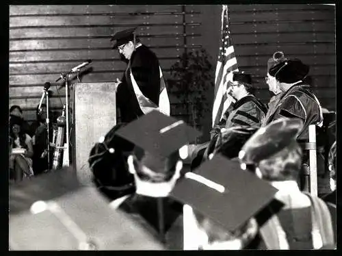 Fotografie unbekannter Fotograf, Ansicht Dallas / Texas, Franz-Josef Strauss erhält die Ehrendoktowürde der Universität