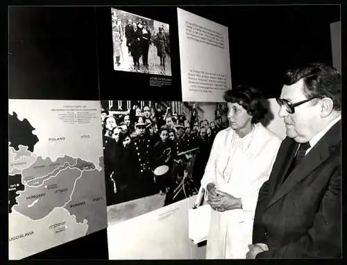 Fotografie unbekannter Fotograf, Ansicht Jerusalem, Franz-Josef Strauss besucht die jüdische Gedenkstätte Yad Vashem