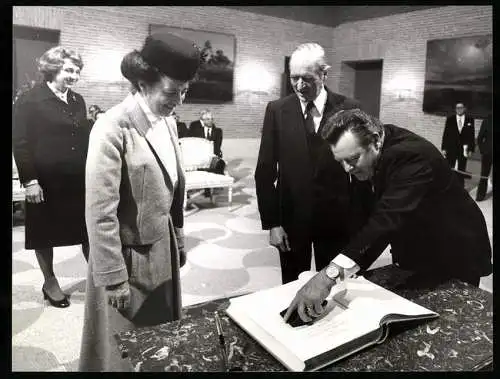 Fotografie unbekannter Fotograf, Ansicht München, Franz Josef Strauss & Bundespräsident Carstens im Prinz-Carl-Palais