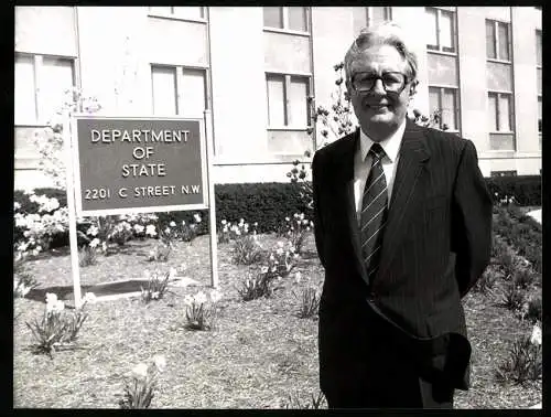 Fotografie Sven Simon, Bonn, Ansicht Washington D.C., Hans-Jochen Vogel am Department of State 1988