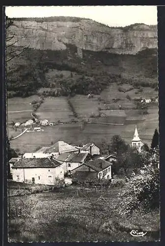 AK Saint-Martin-en-Vercors, Vue du village avec l`église et les falaises en arrière-plan