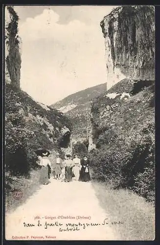 AK Gorges d`Omblèze, Promenade de femmes dans les gorges rocheuses