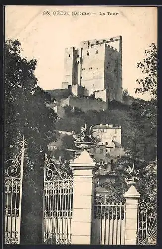 AK Crest, La Tour vue depuis une grille ornée