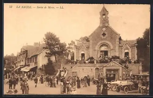 AK La Baule, Sortie de Messe