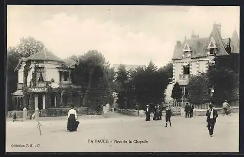 AK La Baule, Place de la Chapelle avec pharmacie et passants