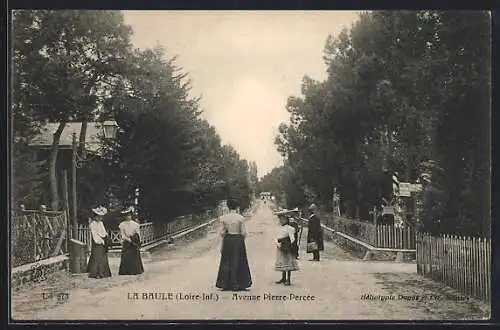 AK La Baule, Avenue Pierre-Percée avec des passants en promenade