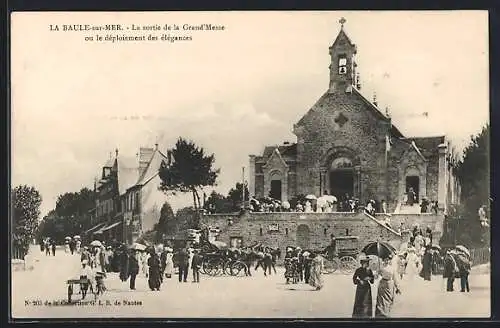 AK La Baule-sur-Mer, La sortie de la Grand`Messe ou le déploiement des élégances