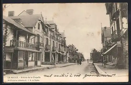 AK La Baule, Avenue de la Chapelle avec bâtiments et passants