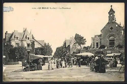 AK La Baule, La Chapelle et le marché animé devant les maisons