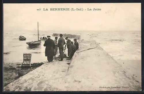 AK La Bernerie, La Jetée avec des personnes et des bateaux en arrière-plan