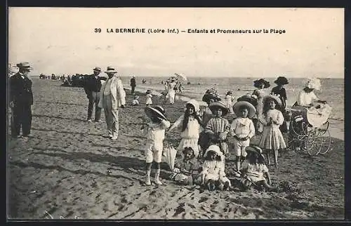 AK La Bernerie, Enfants et Promeneurs sur la Plage