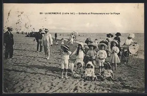 AK La Bernerie, Enfants et Promeneurs sur la Plage