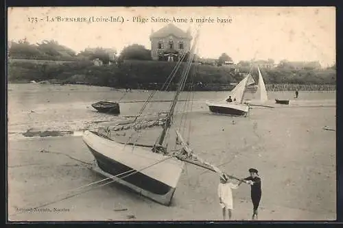 AK La Bernerie, Plage Sainte-Anne à marée basse avec bateaux échoués