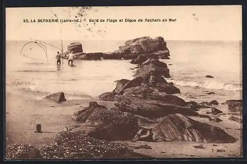 AK La Bernerie, Bord de Plage et Digue de Rochers en Mer