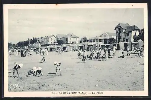 AK La Bernerie, La plage avec des enfants jouant sur le sable et des maisons en arrière-plan