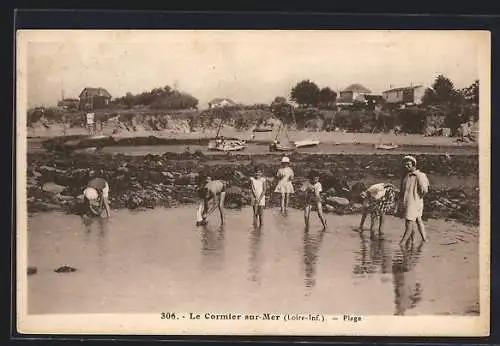 AK Le Cormier-sur-Mer, Enfants jouant sur la plage avec des bateaux en arrière-plan