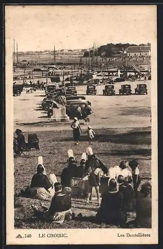 AK Le Croisic, Les Dentellières sur la place avec vue sur les voitures et le port