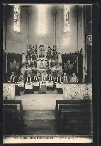 AK Saint-Hilaire-du-Bois, Intérieur de l`église avec prêtres en cérémonie