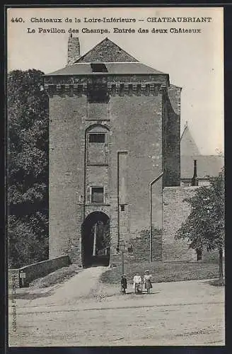 AK Châteaubriant, Le Pavillon des Champs. Entrée des deux Châteaux