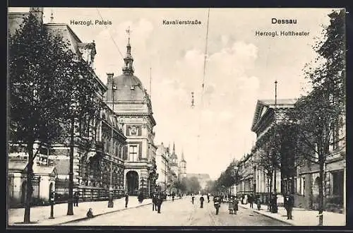 AK Dessau, Kavalierstrasse mit Herzogl. Palais und Herzogl. Hoftheater