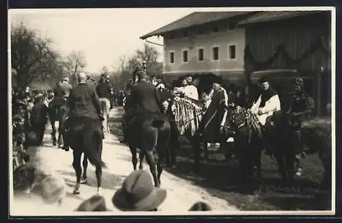 Foto-AK Tittmoning, Historisches Festspiel 1929, Rückenansicht von Reitern