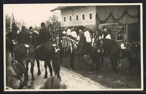 Foto-AK Tittmoning, Historisches Festspiel 1929, Rückenansicht von Reitern