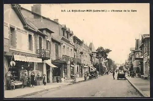 AK La Baule-sur-Mer, L`Avenue de la Gare avec commerces et passants