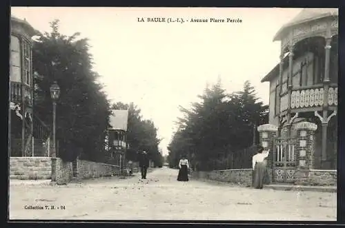 AK La Baule, Avenue Pierre Percée avec maisons et passants