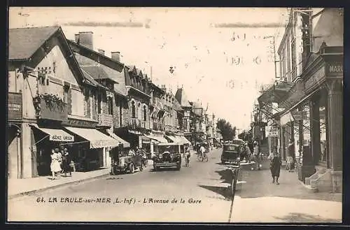 AK La Baule-sur-Mer, L`Avenue de la Gare avec des voitures et des piétons